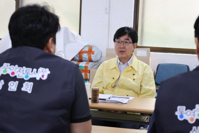 인태연 소상공인시장진흥공단 이사장가운데이 19일 경남 통영시 통영중앙시장에서 상인회 관계자들과 간담회를 하고 있다 사진소진공