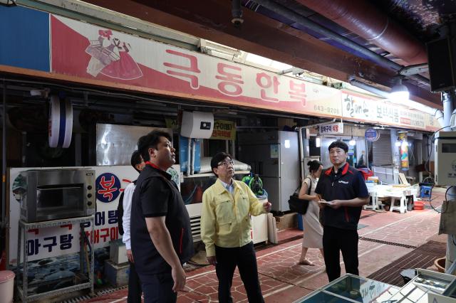 인태연 소상공인시장진흥공단 이사장가운데이 19일 경남 통영시 통영중앙시장을 방문해 집중호우로 피해를 본 점포를 둘러보고 있다 사진소진공
