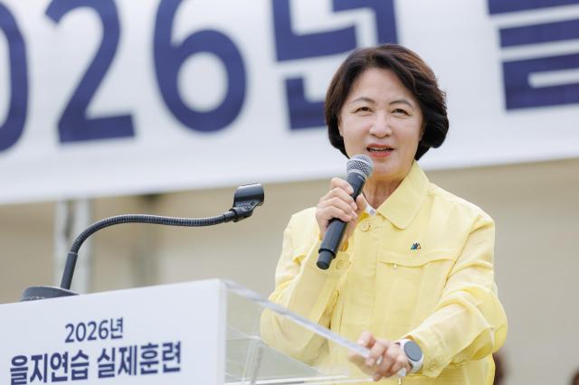 19일 오후 화성특례시 농업기술센터에서 진행된 2026년 을지연습 道 단위 실제훈련을 마치고 추미애 경기도지사가 강평을 하고 있다 사진경기도