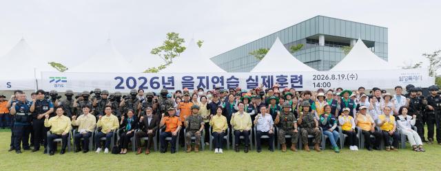 19일 오후 화성특례시 농업기술센터에서 진행된 2026년 을지연습 道 단위 실제훈련을 마치고 추미애 경기도지사 정명근 화성시장 이임수 수도군단장 홍장표 경기도소방재난본부장 및 관계자들이 기념촬영을 하고 있다 사진경기도