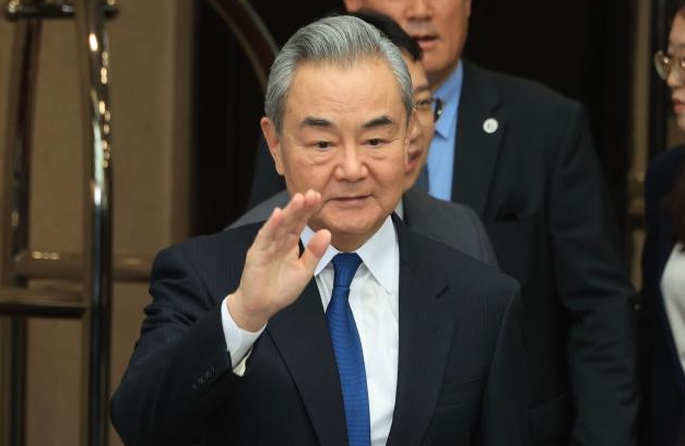 취재진 향해 손 흔드는 중국 왕이 외교부장