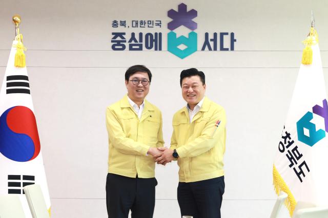 신용한 충북도지사가 19일 충북도청 여는마당에서 최휘영 문화체육관광부 장관을 만나 충북도 문화‧체육‧관광 분야 주요 현안을 건의하고 상호 협력 방안을 논의했다 사진충북도