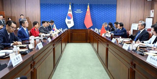 왕이 한반도 평화·안정 위한 건설적 역할...한중 외교, 4시간 회담·만찬(종합)