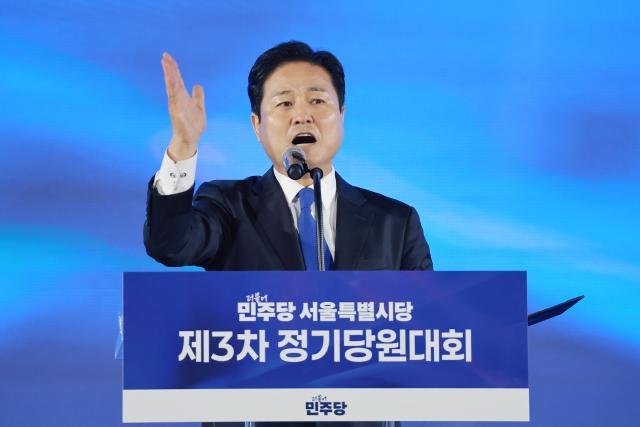 더불어민주당 서울특별시당 위원장에 선출된 김영배 의원이 16일 경기 고양시 킨텍스에서 열린 민주당 서울시당 정기당원대회에 참석해 수락 연설하고 있다 사진연합뉴스