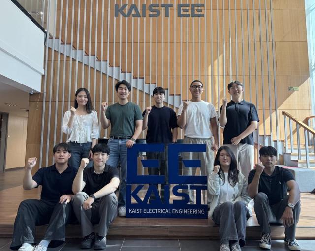 이현진 연구원뒷줄 왼쪽부터 권지민 교수 구현호 연구원 정학순 박사 이용우 박사 앞줄 왼쪽부터 박민호 연구원 조영민 박사 양희수 연구원 백승훈 연구원 등 카이스트 연구진이 기념촬영을 하고 있다 사진카이스트