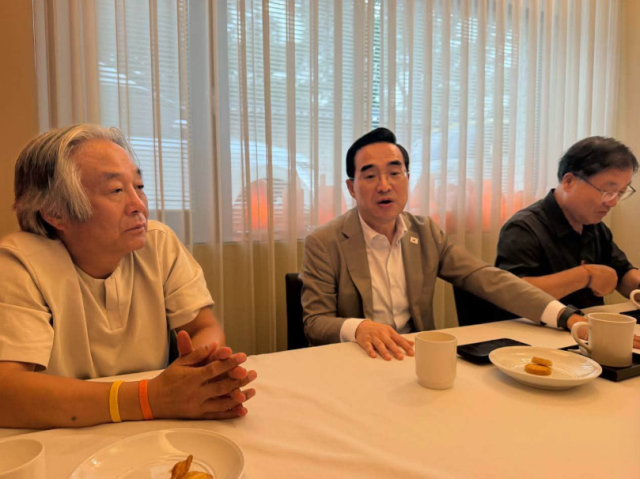 박홍근 기획예산처 장관가운데이 19일 오후 박경석 전국장애인차별철폐연대전장연 대표와 만나 면담하는 모습 사진박홍근 장관 페이스북