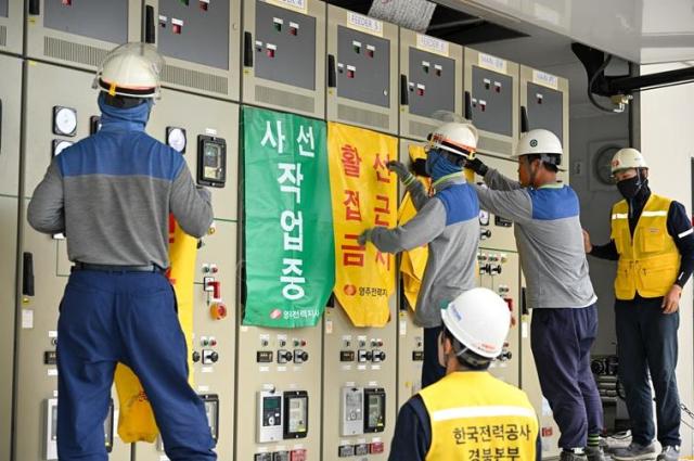 19일 경북 신영주변전소에서 ‘2026년도 을지연습 전력설비 긴급복구 실제훈련’을 실시하고 있다 사진한국전력