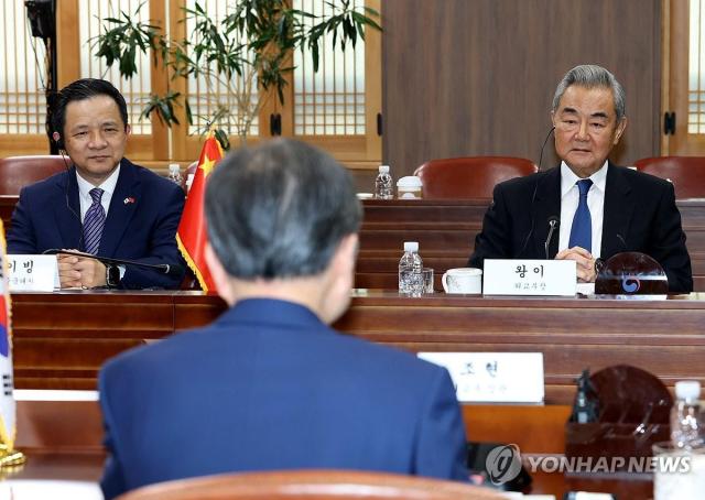 Ngoại trưởng Vương Nghị tham dự hội đàm Hàn - Trung

Seoul  Yonhap Ông Vương Nghị Chủ nhiệm Văn phòng Đối ngoại Trung ương Đảng Cộng sản Trung Quốc kiêm Bộ trưởng Ngoại giao tham dự cuộc hội đàm ngoại trưởng Hàn - Trung diễn ra ngày 198 tại Bộ Ngoại giao trụ sở Chính phủ ở Jongno-gu Seoul 1982026 
Ảnh do các phóng viên cùng thực hiện