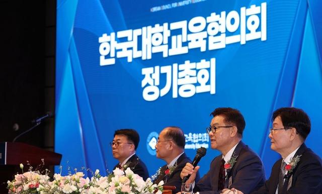 이기정 한국대학교육협의회 회장이 서울 중구 웨스틴조선호텔에서 열린 2026년 한국대학교육협의회 정기총회에서 발언하고 있다 사진연합뉴스