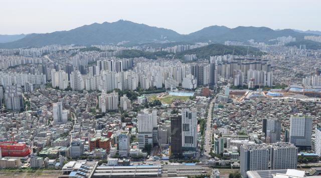 从首尔永登浦区汝矣岛63大厦观景台俯瞰首尔住宅区。【图片来源 韩联社】