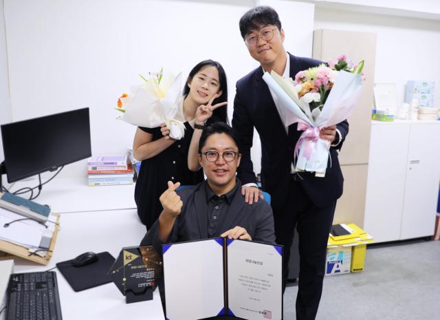 KT그룹 희망나눔재단의 희망나눔인상을 수상한 안성규 드림스폰 대표가운데와 김지혜 장학금을 만든 김지혜 간호사왼쪽 드림스폰을 통해 장학 혜택을 받은 채홍윤 변호사오른쪽가 기념 사진을 찍고 있다 사진KT그룹 희망나눔재단