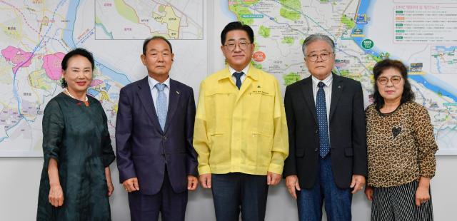이기형 김포시장이 19일 김포시청 본관 2층 소통실에서 김포시이북도민회 김형렬 회장을 비롯한 임원진과 간담회를 갖고 이북도민회의 활동과 애로사항을 청취하는 시간을 가졌다 사진김포시