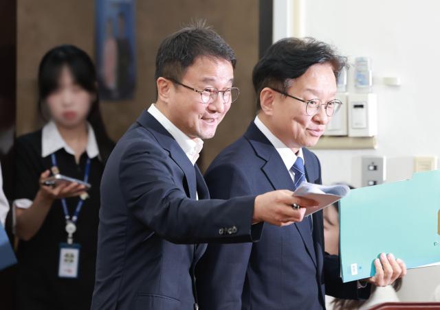 한병도 더불어민주당 원내대표와 권칠승 정책위의장이 20일 국회에서 열린 정책조정회의에 참석하고 있다 사진연합뉴스