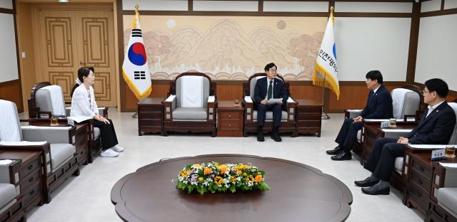 박찬대 인천광역시장이 20일 시청 대접견실에서 열린 인천광역시립 치매요양원 민간위탁 업무협약식에서 김도묵 사회복지법인 휴먼복지회 이사장 곽금봉 사회복지법인 휴먼복지회 이사와 협력방안 등을 논의하고 있다 사진인천시