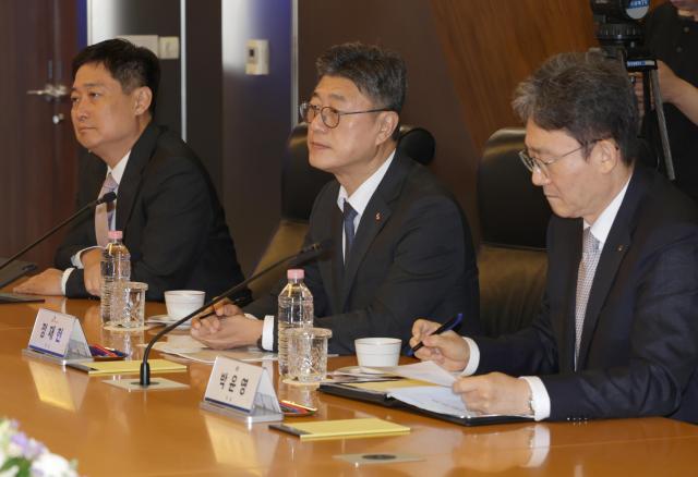 지난 7월 23일 SK텔레콤과 KT가 과학기술정보통신부과기정통부와 진행한 간담회 모습 당시 SKT와 KT는 과기정통부에 공식적으로 3G 종료를 건의했다 사진연합뉴스