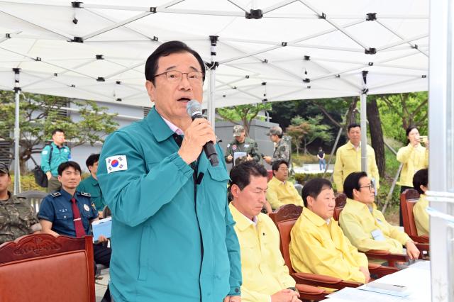 이현재 하남시장이 지난 19일 IBK기업은행 하남데이터센터에서 열린 ‘2026 을지연습 민·관·군·경·소방 통합방호훈련’을 마친 뒤 강평을 하고 있다 사진하남시