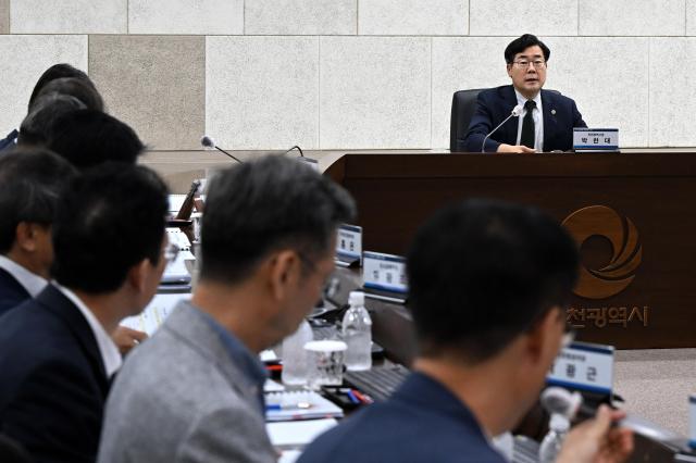 박찬대 인천광역시장이 20일 시청 영상회의실에서 열린 군·구 건의사항 추진상황 보고회에서 실·국장들과 추진상황을 점검하고 있다 사진인천시