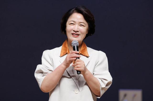 20일 오전 수원특례시 경기도청 다산홀에서 진행된 간부 공무원 직장 내 성희롱·성폭력 예방교육에서 추미애 경기도지사가 인사말씀을 하고 있다 사진경기도