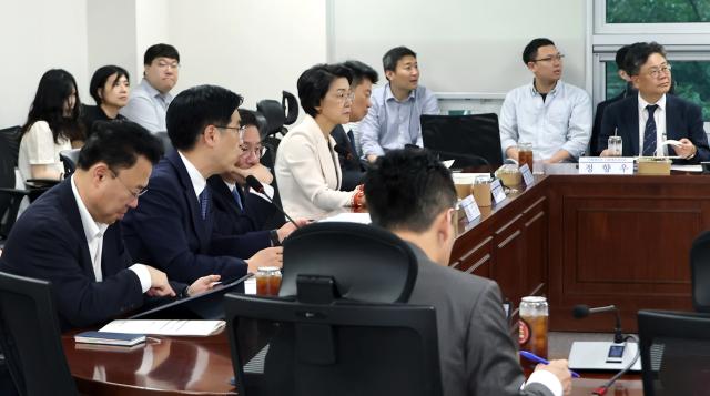 20일 국회에서 열린 미래대응기금 비공개 당정 협의회에서 김민재 행정안전부 차관 최은옥 교육부 차관 등이 참석하고 있다 사진연합뉴스