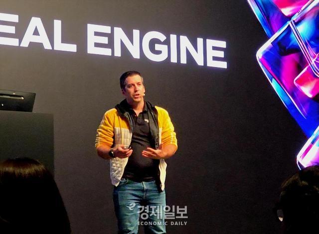 줄리엔 마천드 에픽게임즈 시니어 디렉터가 오프닝 키노트를 진행하고 있다 사진류청빛 기자