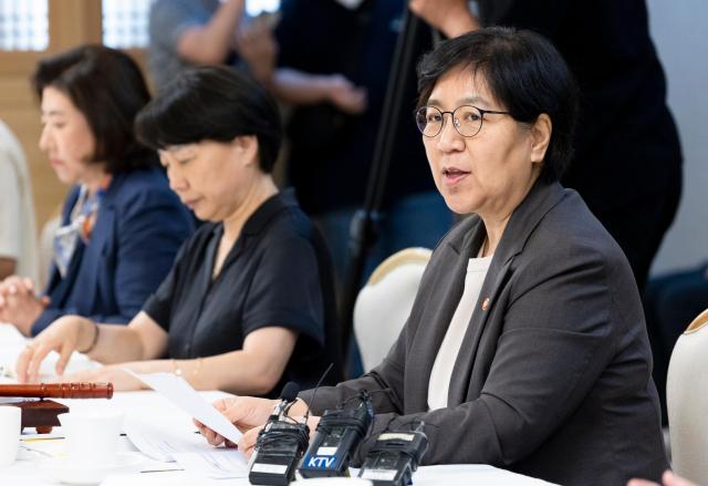 정은경 보건복지부 장관이 지난달 28일 열린 제80차 중앙생활보장위원회에서 2027년도 기준 중위소득에 대해 설명하고 있다 사진보건복지부