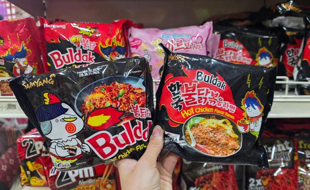 네팔 포카라의 한 대형 마트 라면 매대에서 발견한 삼양식품 불닭볶음면왼쪽과 현지 업체 한국HANKOOK의 유사 제품 현지 제품은 검은색 패키지와 닭 캐릭터 핵불닭볶음라면 문구 등 한국 제품 디자인을 연상시키는 요소를 사용했다 사진김현아 기자