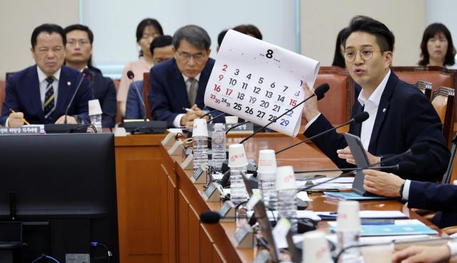 전용기 더불어민주당 의원이 10일 국회에서 열린 제9회 전국동시지방선거 투표용지 부족 사태 등 국민 참정권 침해 진상규명 및 선거관리 개혁을 위한 국정조사 특별위원회 제3차 청문회에서 8월 달력을 들어 보이며 재검표 현장검증 날짜를 조속히 확정할 것을 강력히 촉구하고 있다 사진연합뉴스