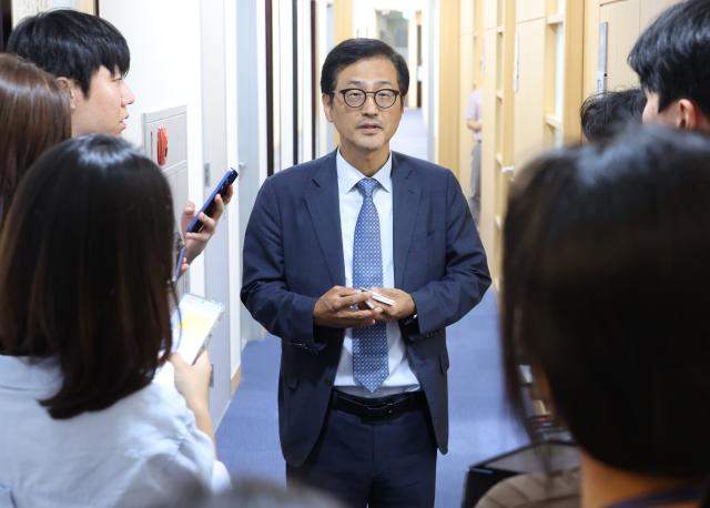 6·3 지방선거 투표용지 부족 사태 등을 수사할 선거관리위원회 특별검사로 임명된 이태한 권익위 비상임위원이 지난 18일 서울 서초구 법무법인 동인에서 취재진 질문에 답하고 있다 사진연합뉴스