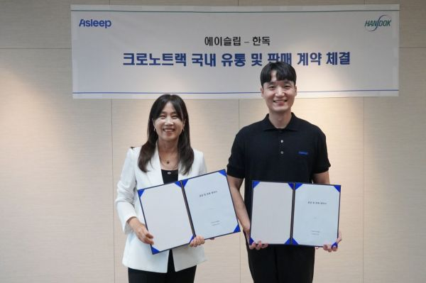 이동헌 에이슬립 대표오른쪽와 김미연 한독 사장이 19일 크로노트랙 국내 유통·판매 계약 체결식을 갖고 기념사진을 촬영하고 있다 사진에이슬립