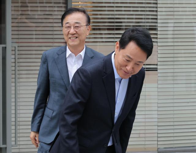 김윤덕 국토교통부 장관과 오세훈 서울시장이 20일 서울 모처의 한 식당에서 용산공원을 활용한 주택 공급 등 서울 주택 문제 협의를 마친 뒤 자리를 떠나고 있다 사진연합뉴스