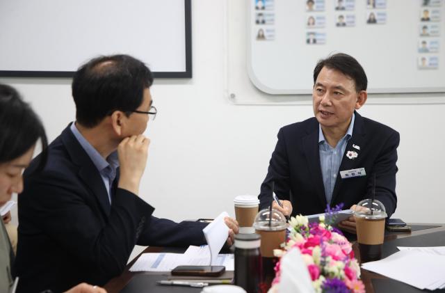 최현덕 시장이 오남읍 ‘현장시장실’에서 주요 현안과 사업 추진 상황을 보고받고 있다 사진남양주시