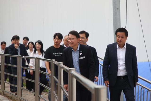 최현덕 시장이 20일 오남중학교 주변 통학로를 걸으며 학생들의 통학 동선과 보행 안전 여건을 살피고 있다 사진남양주시
