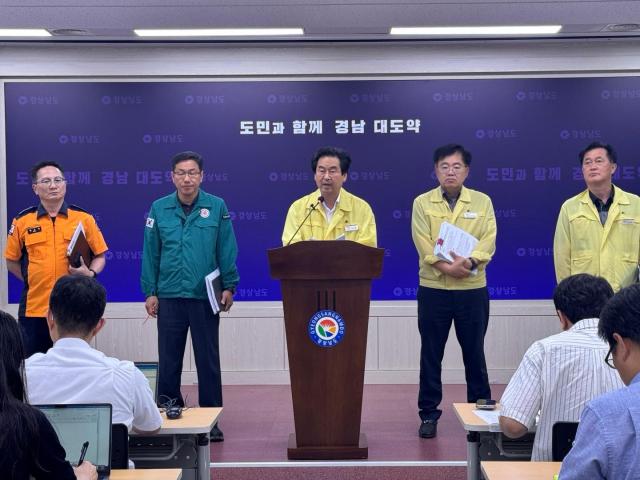 경남도 자연재난과는 20일 브리핑을 통해 거제 통영 호우피해 복구 관련 브리핑을 하고 있다 사진경남도