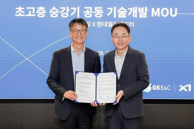 20일 GS건설 RD센터에서 진행된 ‘초고층 승강기 공동 기술개발’ 업무협약에서 GS건설 조성한 CTO사진 왼쪽과 현대엘리베이터 이태원 RD본부장이 기념사진을 촬영하고 있다 사진GS건설