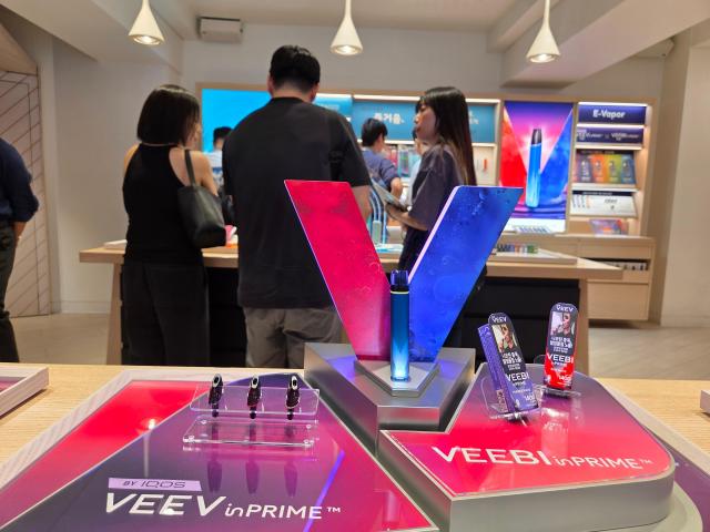 서울 강남구 아이코스 스토어 가로수길점 내 액상형 전자담배 ‘비브VEEV’가 전시돼 있다 사진조재형 기자