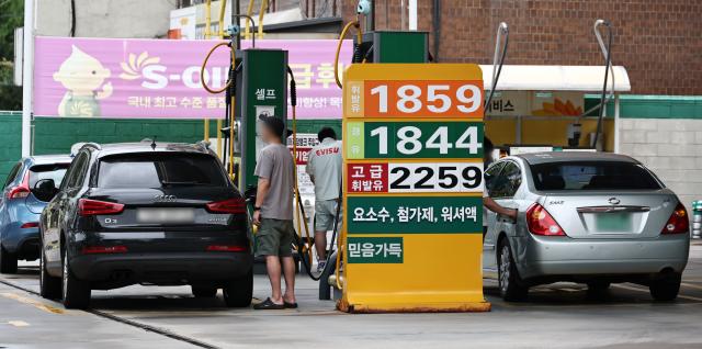전국 주유소 기름값이 13주 연속 하락하면서 휘발유·경유 모두 1천800원 중반대를 유지하고 있는 17일 서울 시내의 한 주유소 모습 사진연합뉴스