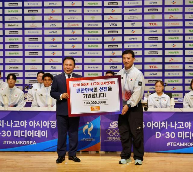 윤홍근 제너시스BBQ 그룹 회장왼쪽이 20일 충북 진천 국가대표선수촌에서 열린 ‘2026 아이치-나고야 아시안게임 D-30 미디어데이’에서 김택수 국가대표선수촌장에게 대한민국 국가대표 선수단의 선전을 기원하는 격려금을 전달하고 기념촬영을 하고 있다 사진제너시스BBQ그룹