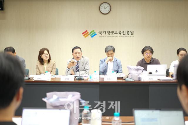 김월용 국가평생교육진흥원 원장이 20일 ‘제1회 대한민국 문해교육 정책전시회 기자간담회’에서 평생학습 예산에 대해 설명하고 있다 사진 국가평생교육진흥원