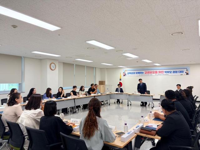 이병도 충남교육감이 20일 충남교육청과학교육원에서 열린 ‘교권 보호를 위한 학부모 경청 대화’에서 15개 지역 학부모회 대표들과 교육활동 보호정책의 방향을 논의하고 있다사진충남교육청