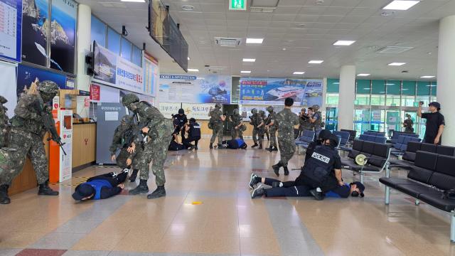 20일 울릉군 을지연습 실제 훈련에서 군·경 관계자들이 비상 상황을 가정한 대응 훈련을 하고 있다사진울릉군