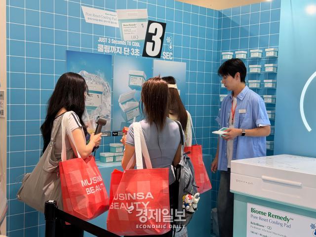2026 무신사뷰티페스타 in 성수에서 부스를 둘러보고 있는 관람객 모습 사진정보운 기자