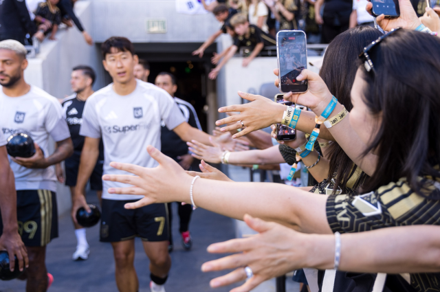 마이리얼트립 MCBE 프로그램 참가자들이 손흥민을 비롯한 그라운드에 들어서는 LAFC 선수들을 맞이하는 모습 사진마이리얼트립