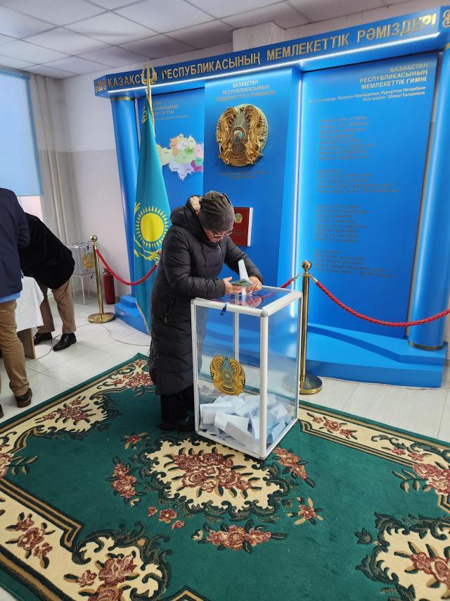 A female voter in her 30s inserts her ballot into a ballot box at the Al-Farabi Palace of Schoolchildren on March 15 to cast her vote in Kazakhstans national constitutional referendum AJP Park Sae-jin
