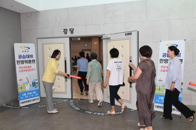 우성빈 기장군수가 20일 실시한 2026 을지연습 연계 주민대피 시범훈련에서 주민 대피를 유도하고 있다사진기장군