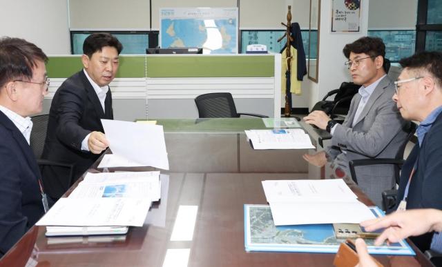 박용선 포항시장이 20일 해양수산부를 방문해 환여항 국가어항 신규지정과 포항 영일만항 북극항로 특화항만 조성 등을 건의하고 있다 사진포항시
