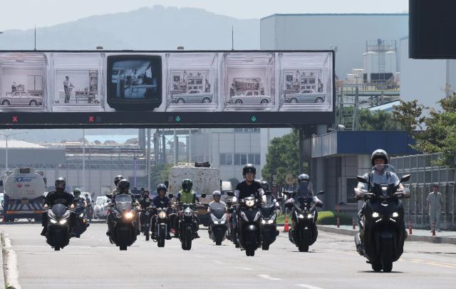 전면파업을 하루 앞둔 지난 20일 울산시 북구 현대자동차 울산공장 명촌정문에서 오전조 근무자들이 4시간 부분파업으로 일찍 퇴근하고 있다 현대차 노조는 19일부터 이날까지 매일 4시간 부분파업하고 21일에는 10년 만에 8시간 전면 파업에 들어간다사진연합뉴스