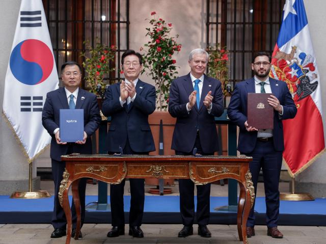 강경성 대한무역투자진흥공사 사장왼쪽 첫번째과 후안 파블로 칸디아 칠레투자진흥청장 직무대행오른쪽 첫번째이 7월 30일 이재명 대통령과 호세 안토니오 카스트 대통령이 참석한 가운데 산티아고 대통령궁에서 투자협력 양해각서MOU를 체결한 뒤 기념 촬영을 하고 있다 사진연합뉴스