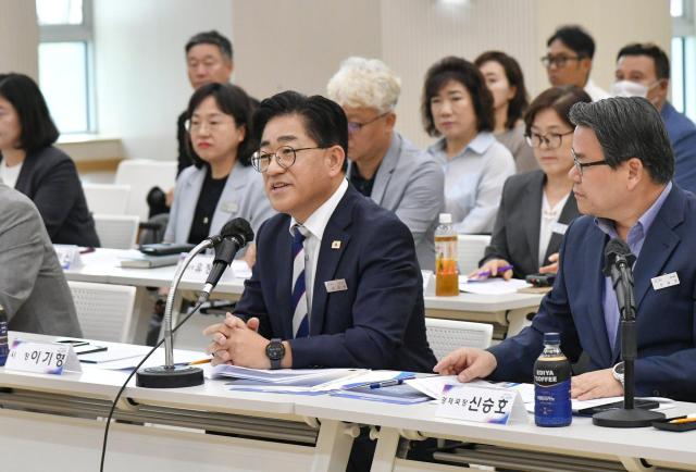 이기형 시장이 20일 김포제조융합혁신센터에서 관내 대규모 건설현장의 지역업체 참여 확대와 지역경제 활성화를 위한 지역경제 활성화 간담회를 진행하고 있다 사진김포시