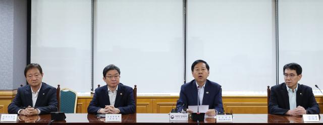 구윤철 부총리 겸 재정경제부 장관왼쪽에서 세번째이 21일 서울 중구 은행회관에서 열린 시장상황점검회의에서 발언하고 있다사진연합뉴스