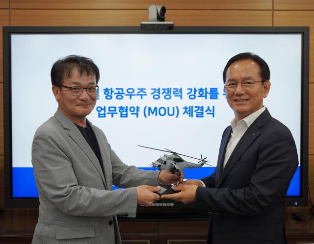 KAI 김종출 대표이사오른쪽와 NISS 김성배 연구원장왼쪽